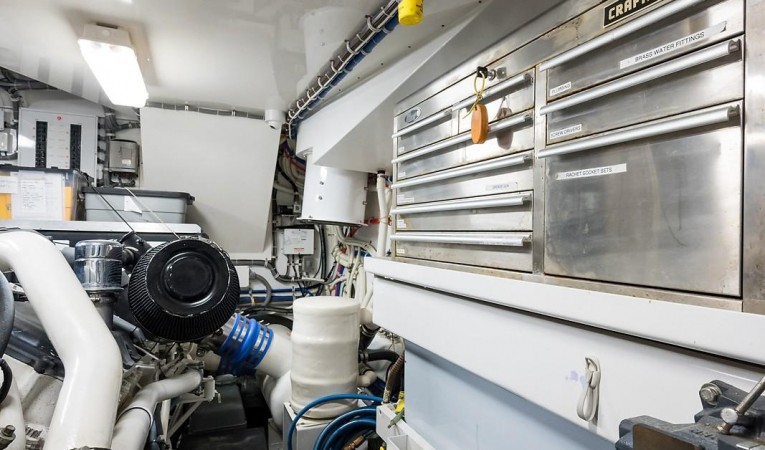 72 Hatteras Tool Box & Work Station