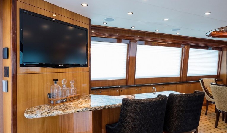 72 Hatteras Salon Bar & TV