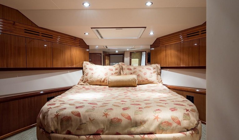 72 Hatteras VIP Guest Stateroom