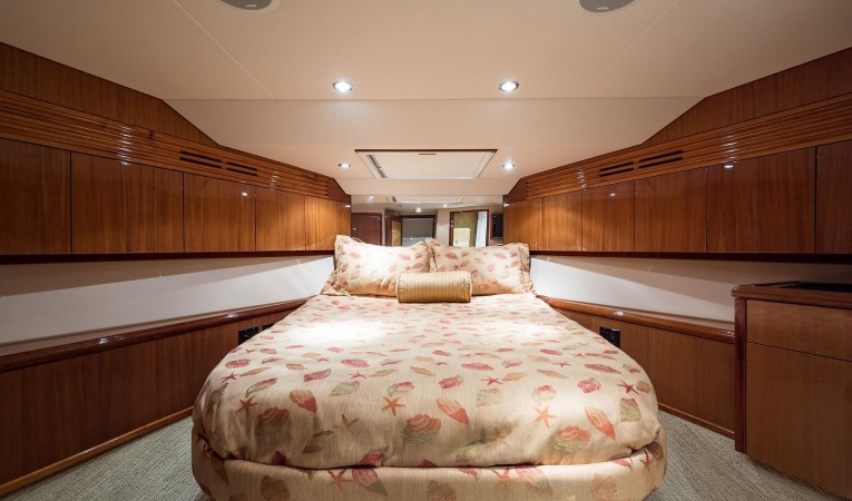 72 Hatteras VIP Guest Berth