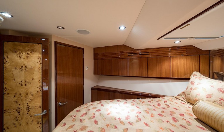 72 Hatteras VIP Guest Stateroom to Port