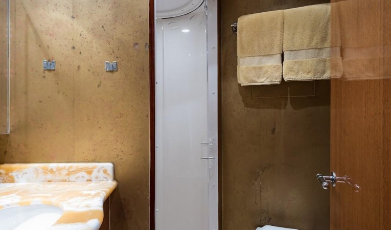 72 Hatteras VIP Guest Head