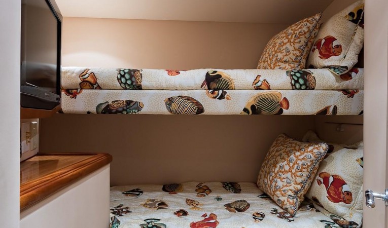 72 Hatteras Guest Stateroom