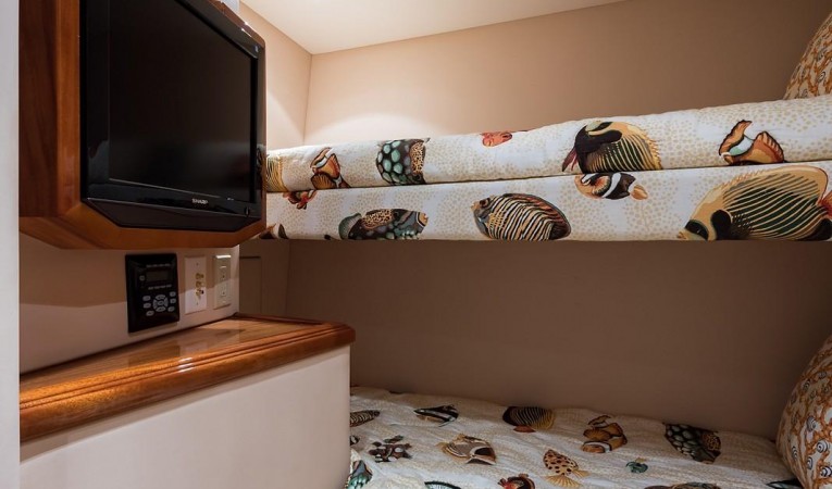 72 Hatteras Guest Stateroom