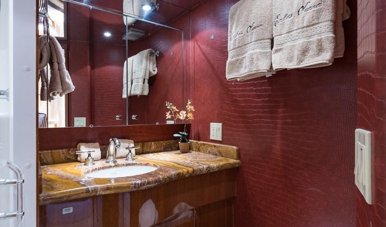 72 Hatteras Guest Head