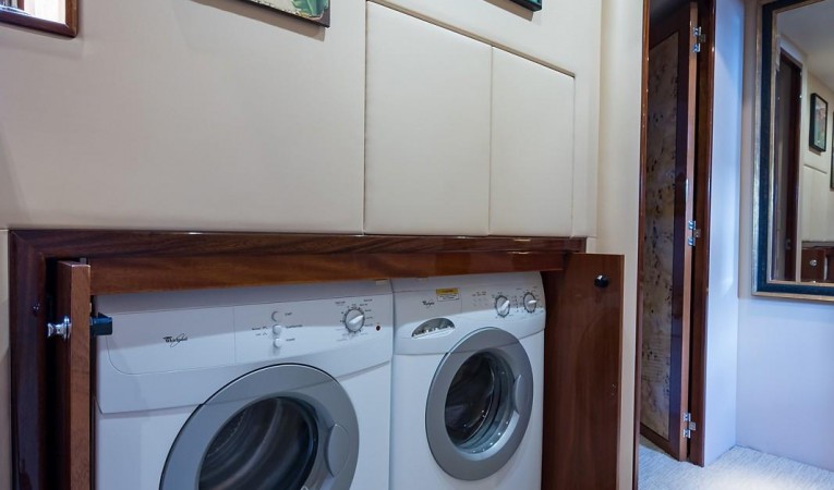 72 Hatteras Companionway Laundry