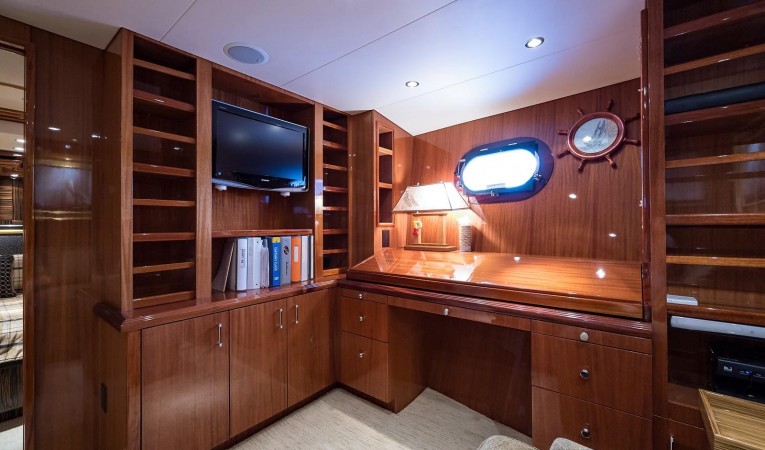72 Hatteras Master Suite Office/Lounge