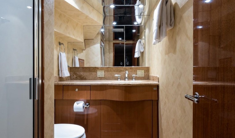 72 Hatteras Guest/Crew Head