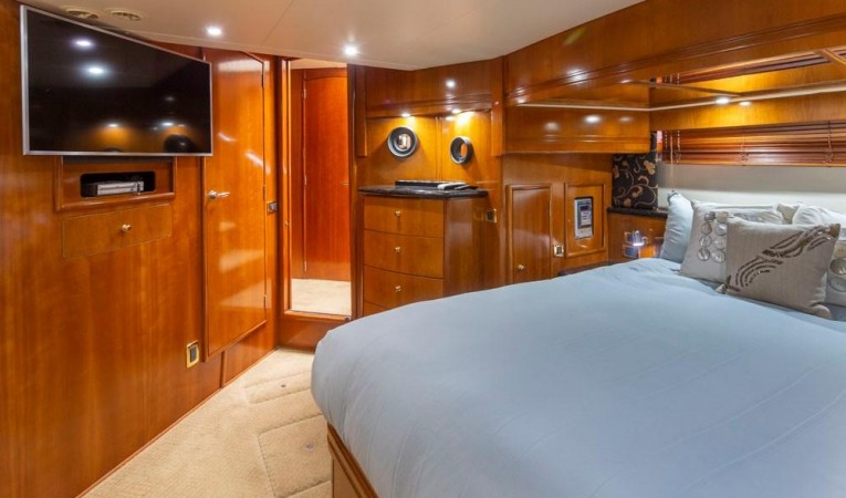 57 Carver Master State Roomfat to port