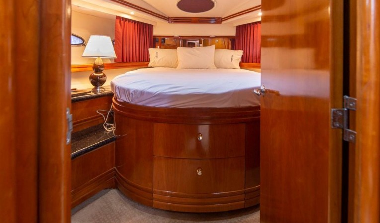 57 Carver VIP stateroom forward