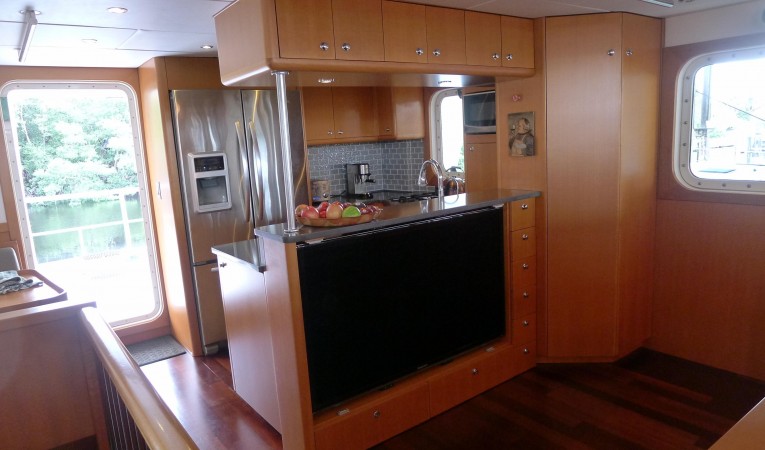 50 Cape Horn Salon/Galley