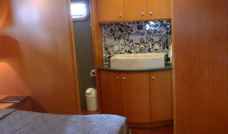 50 Cape Horn Master Stateroom