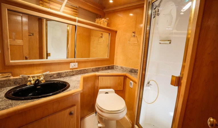 53 Navigator Master Ensuite Head