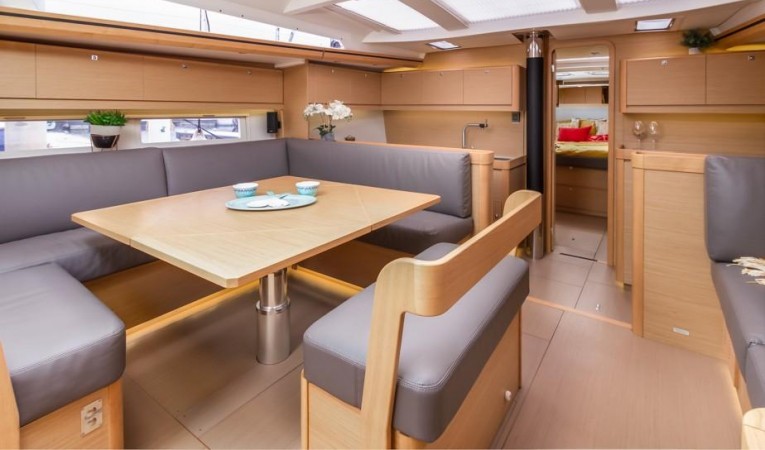 52 Dufour Dinnette