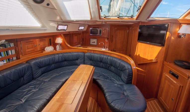 44 Tartan 14 Salon looking forward