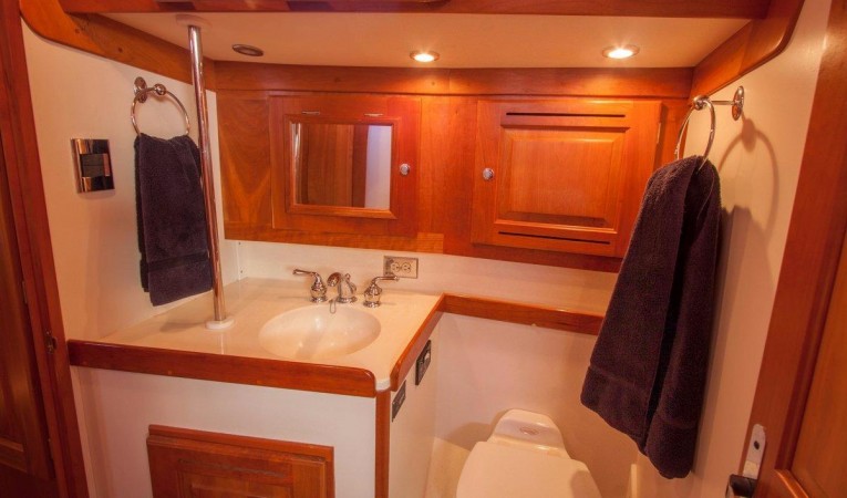 44 Tartan 21 Master head vanity and storage