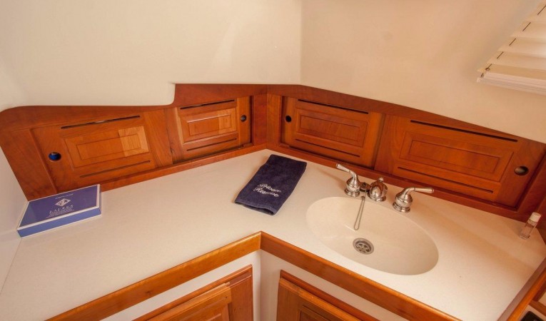 44 Tartan 26 Midship Head - 2