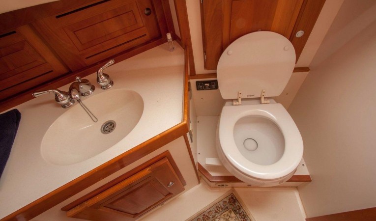 44 Tartan 27 Midship Head - 3