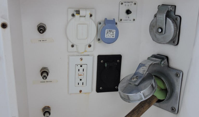 46 Bertram Glendinning Cablemaster, Electric Reels outlet and 110V outlet