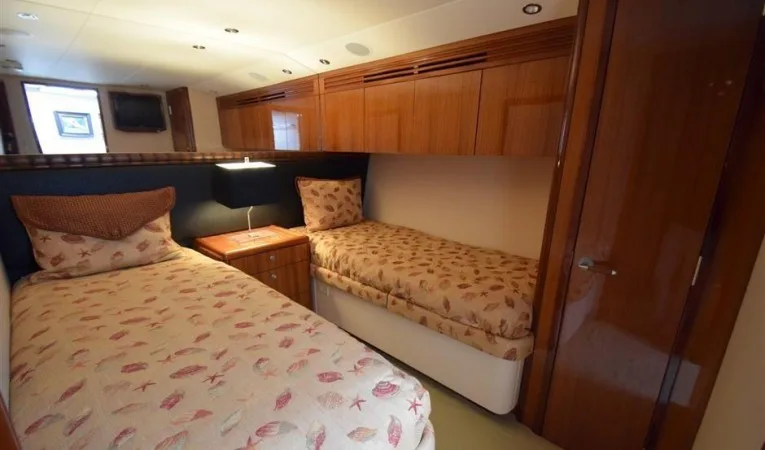 64 Hatteras Guest Stateroom