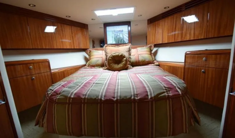 64 Hatteras VIP Guest Stateroom