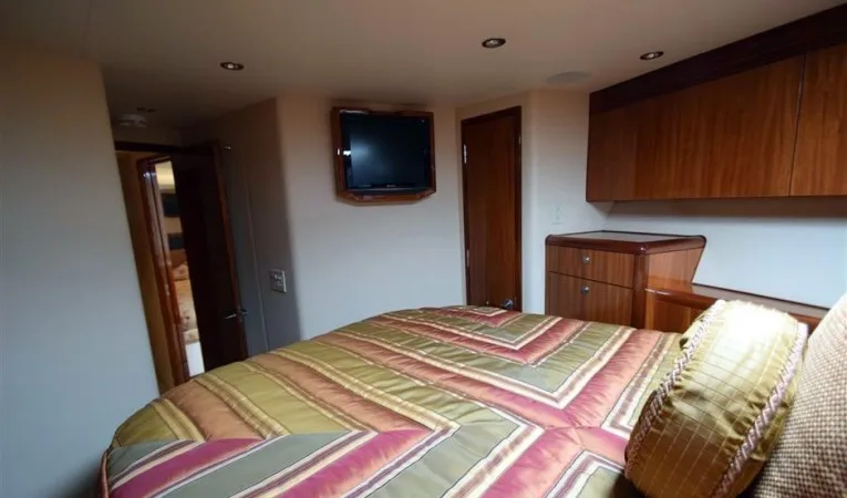 64 Hatteras VIP Guest Stateroom