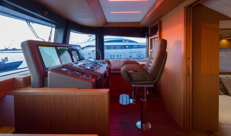 89 Cantiere delle Marche Pilothouse