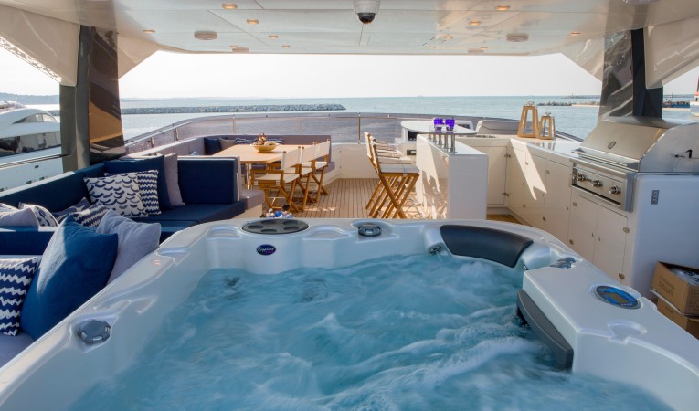89 Cantiere delle Marche Flybridge Deck