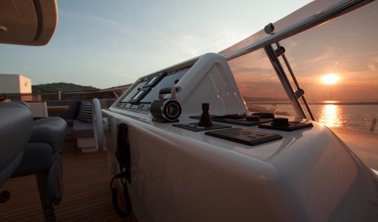 89 Cantiere delle Marche Helm Station