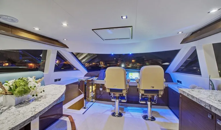 75 Hatteras Enclosed Sky-lounge