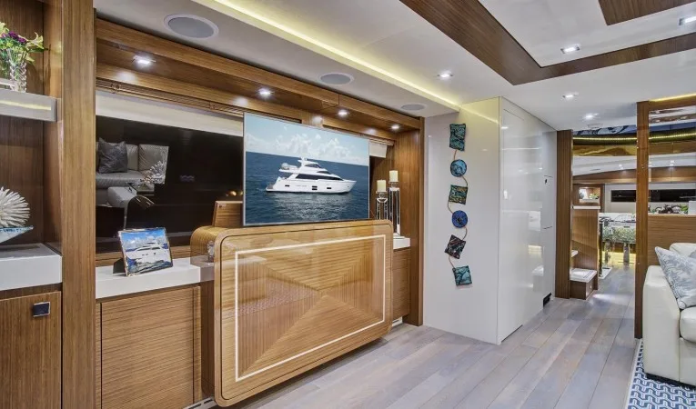 75 Hatteras Salon TV (Retractable)