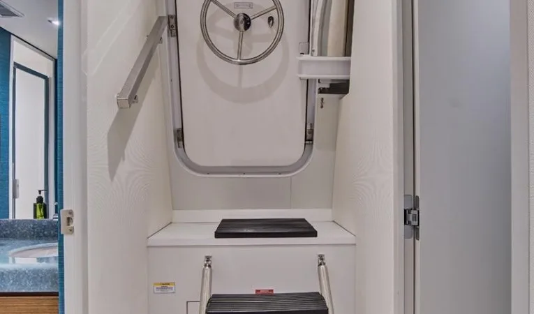 75 Hatteras Transom Crew Access