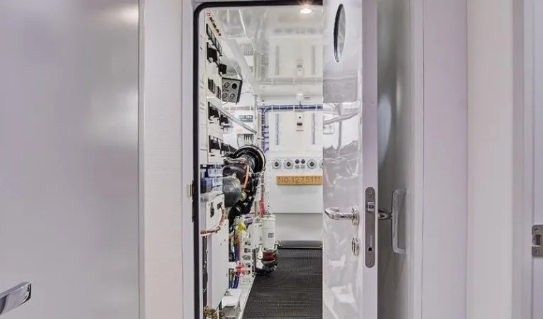 75 Hatteras Engine room access