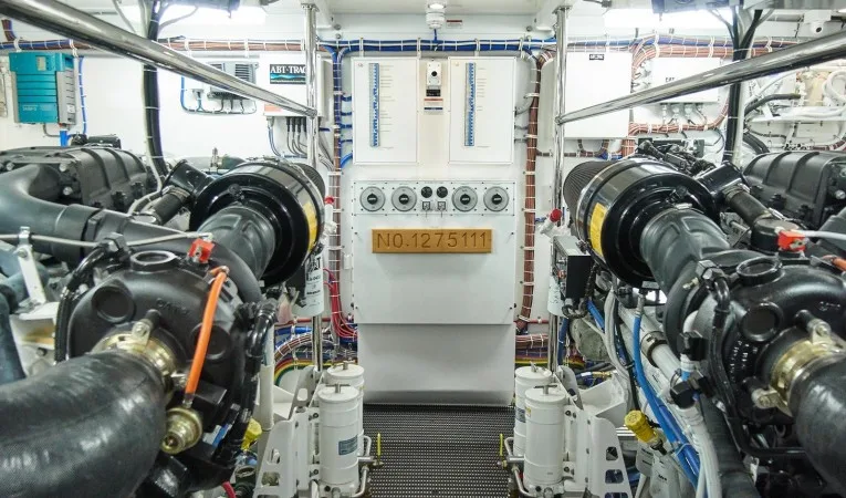 75 Hatteras Engine Roon