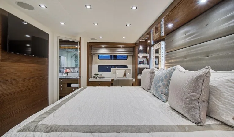 75 Hatteras Master Cabin