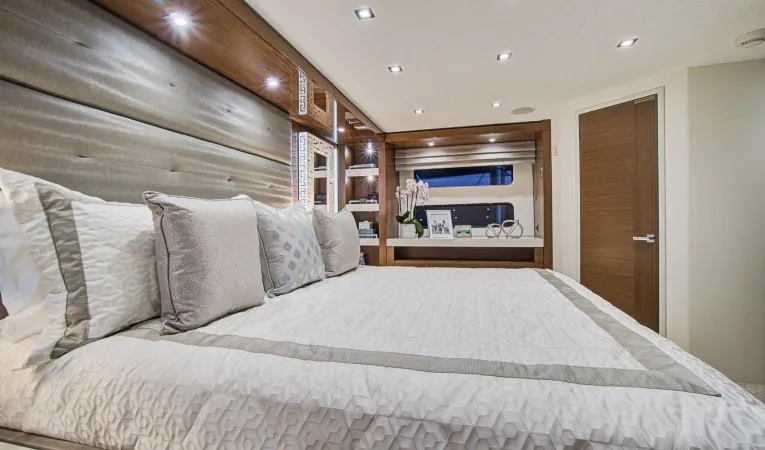 75 Hatteras Master Cabin