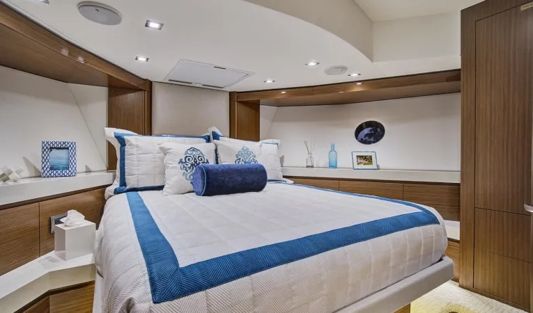 75 Hatteras VIP Cabin