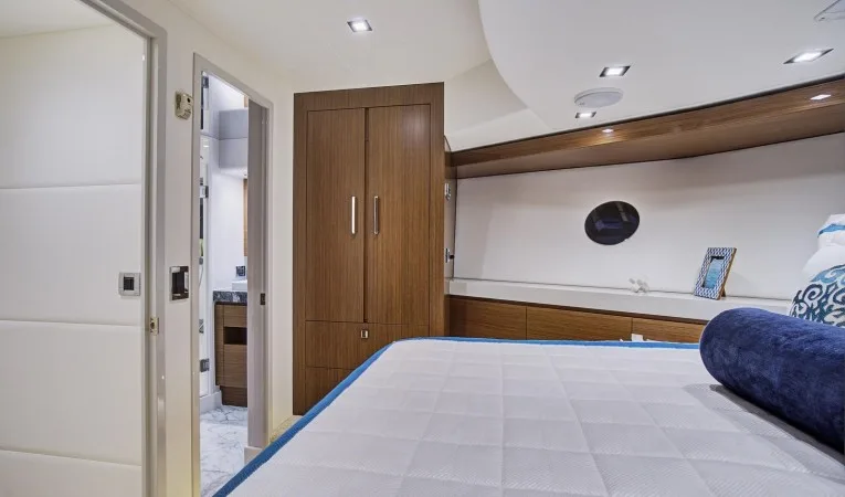 75 Hatteras VIP Cabin