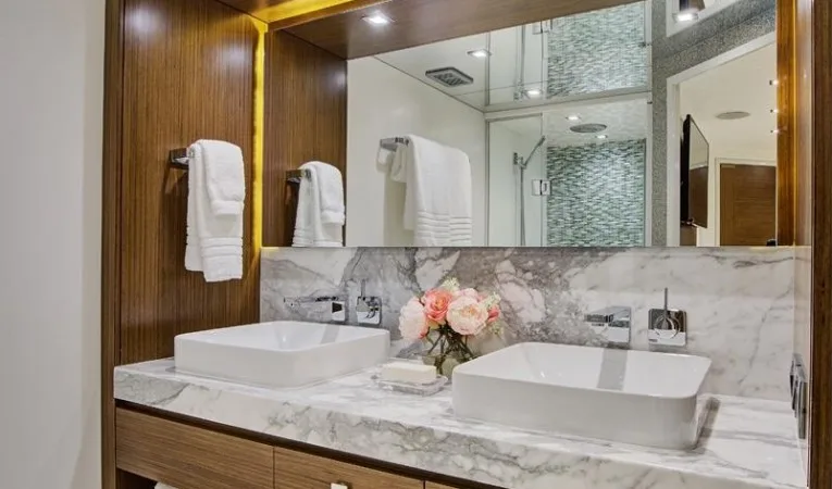 75 Hatteras Master Head