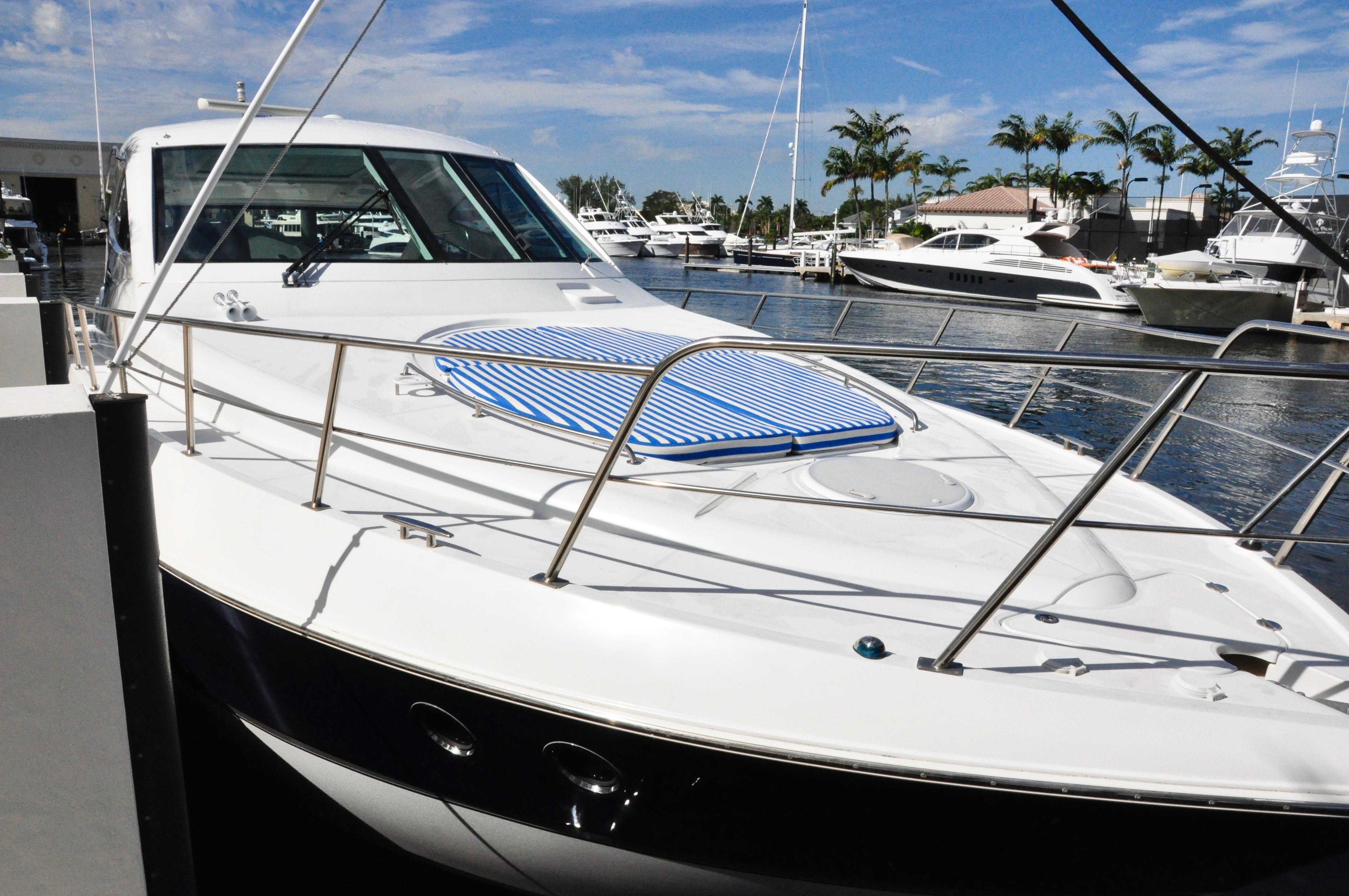 52 Cruisers Yachts Fore Deck