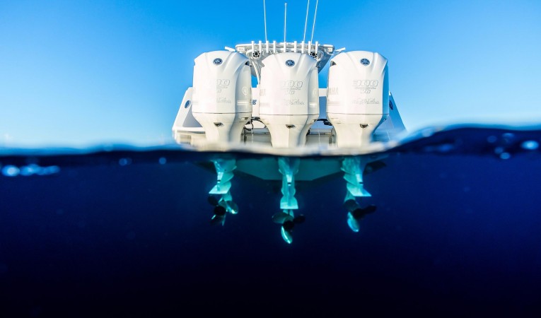33 SeaHunter Underwater Aft