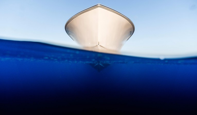 33 SeaHunter Underwater Forward