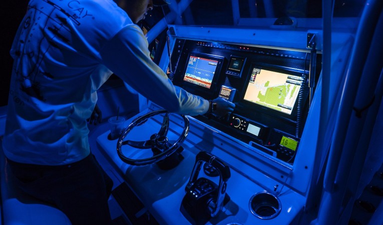 33 SeaHunter Helm Night 1