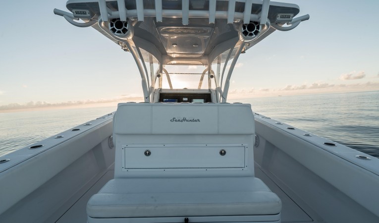33 SeaHunter Cockpit Seating