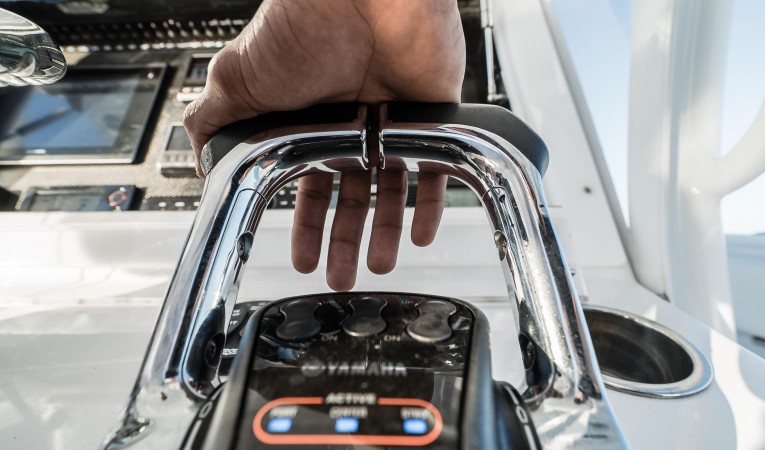 33 SeaHunter Yamaha Throttle
