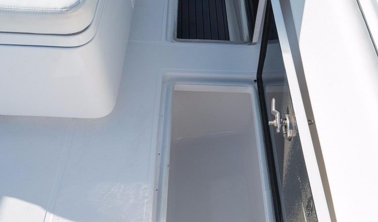 33 SeaHunter Starboard Storage