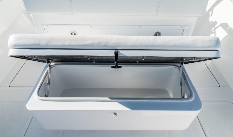 33 SeaHunter Cockpit Cooler/Seat