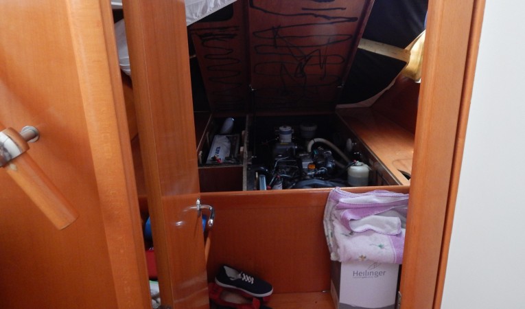 41 Lagoon Engine room