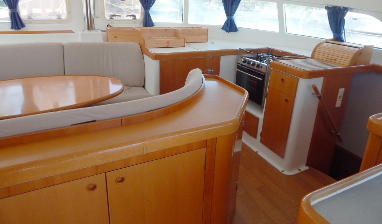 41 Lagoon Salon / Galley