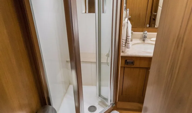 82 Monte Fino Guest head and shower